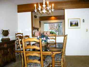 Our Stowe rental townhouse dining room