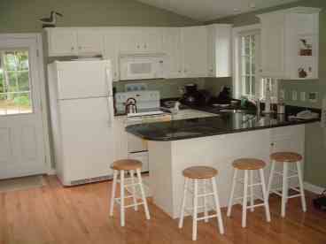 Fully equipped kitchen with granite counters