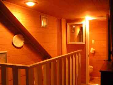 Upstairs 1/4BA & Hallway