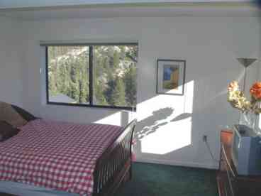 Masterbed with Lake/Mountainview