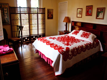 Furnished with antique furniture, plantation style linens and a Hawaiian quilt