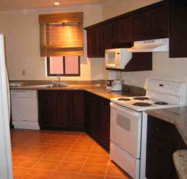 Modern GE Kitchen, granite countertops.

Enjoy your favorite drink or whip up a gourmet dinner.