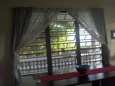 Large dining table seats 6 comfortably complete with an ocean view!