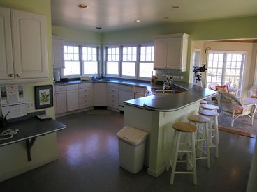 Kitchen and Breakfast Bar