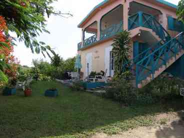 this home away from home, beautifully kept property, lots of birds roam freely, a spectacular view and room to roam freely and safely