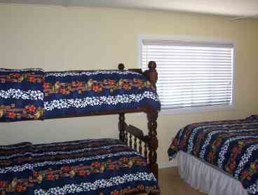 Master Bedroom, 1 Queen & 2 Twins