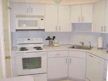 full kitchen, self cleaning oven, microwave, dishwasher, stainless sink