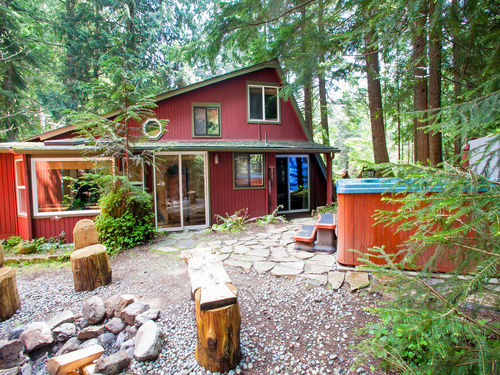 Three Bears Lodge cabins near Mt Rainier 