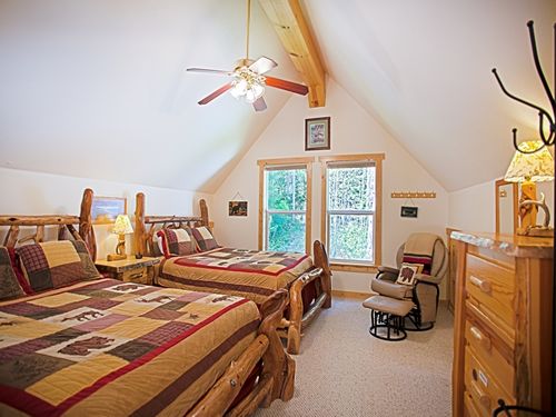 Three Bears Lodge cabins near Mt Rainier 