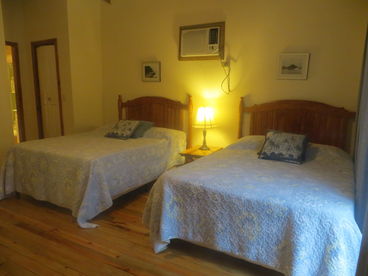 Master-bedroom has two double beds and a private bathroom.
El dormitorio principal tiene dos camas dobles y banio privado.