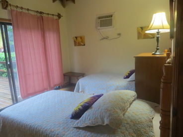 Second bedroom has two twin beds and faces the pool.  
El segundo dormitorio tiene dos camas individuales y con vista a la piscina.