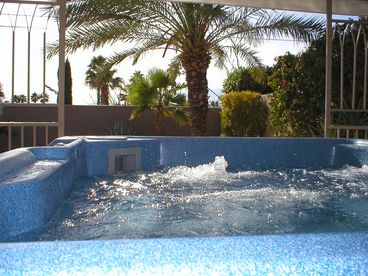 New Private Canopied Large Hot Tub Has Mountain and Palm Tree Views, Room Enough for Everyone!