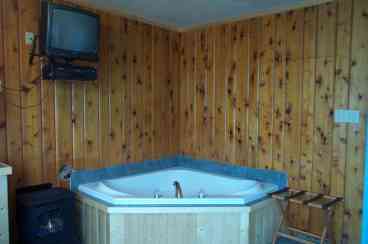 Water front cabin with jacuzzi and fire place