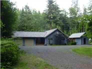 A COZY RIVER HOUSE I - Riverfront Cabin in Forks, WA