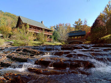 Pigeon Forge Deluxe Cabin Rental on the River. Granny\'s Creekside Cabin has seasonal outdoor swimming pool access and yearly outdoor private hot tub. There is a gaming area and a 60-in-1 gaming systems.