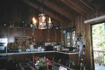 LARGE EAT IN KITCHEN - LONG TABLE FOR LARGE FAMILIES