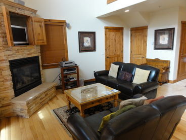 Gas fireplace, wood floors, cable TV, DVD, Wi-Fi