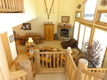 Mountain Lodge feel! Gas fireplace & flat screen TV