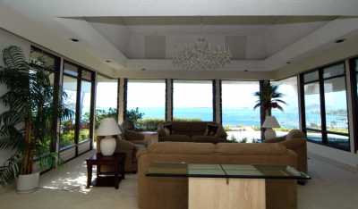 Hillside Villa, 5 bedrooms with Great View on Private Estate