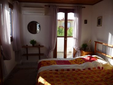 Bedroom with two single beds