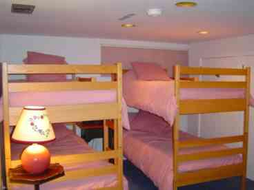 GUEST BUNK BEDROOM - UNIT B
