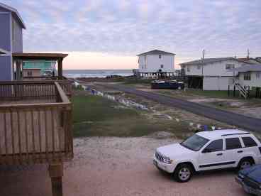 Street ends at Beach