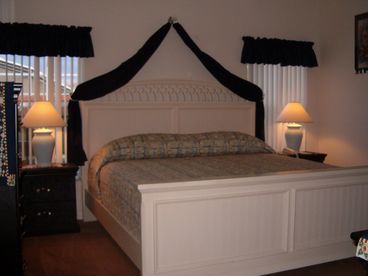 King size bed,en-suite and large walk in closet.