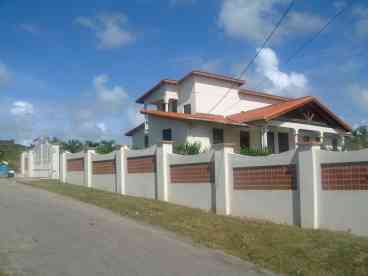 Yardes : 2 bedroom house+3/4 acre gds+swimming pool