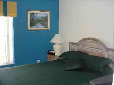 Queen size bed, TV, en-suite bath.