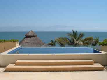 Private infinity pool in the balcony.