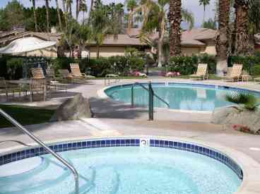 Retreat at The Lakes Country Club-Luxury Palm Desert Home on Golf Course