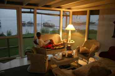 Beautiful Lake Views abound from this Classic Screen Porch: Sleepinmg for 2 provided by Wicker Daybed and Trundle 