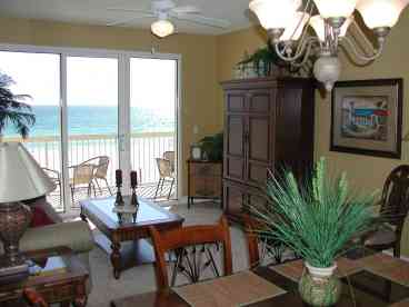 Livingroom with beautiful view of the gulf