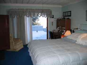 King size bed; direct access to deck & awning area; separate private access to Spa Room (with hot tub/sauna)