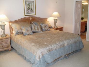 King size bed, large private bath, garden tub and seperate glass enclosed shower.