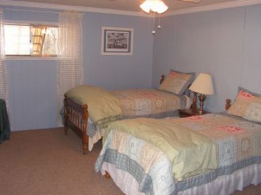 Downstairs twin bedroom