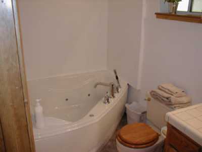 2-person corner spa tub