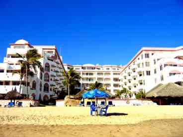 Gourgeous condo right on the beach