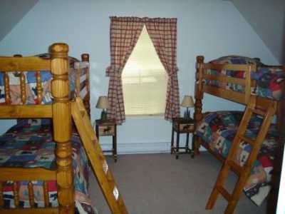 Bunk bed room (sleeps 4) - 2nd floor