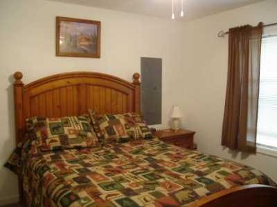 Bedroom 2 (queen bed) - 1st floor