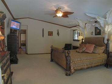 Master Suite w/ King Size Bed & Plasma HDTV
