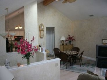 There\\\'s a nice dining area off the kitchen.
