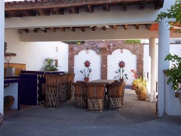 Terraza Bar with the pool in the background