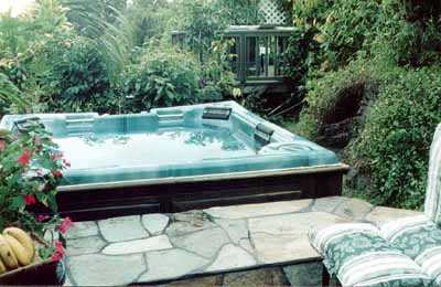 Completly Private Jacuzzi. Slip in and enjoy the peace of Hawaii