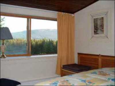 Queen bed Bedroom