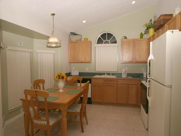 Fully Equippped Kitchen with Breakfast/Dining Table