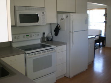 Full-size kitchen with dining table (seats 4)