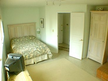 Queen guest room