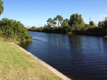 canal and pool vue