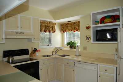 Bright and Cheery Kitchen
